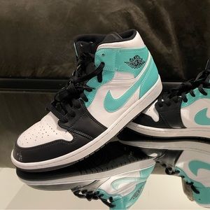 Jordan 1 Mid ‘Tropical Twist’